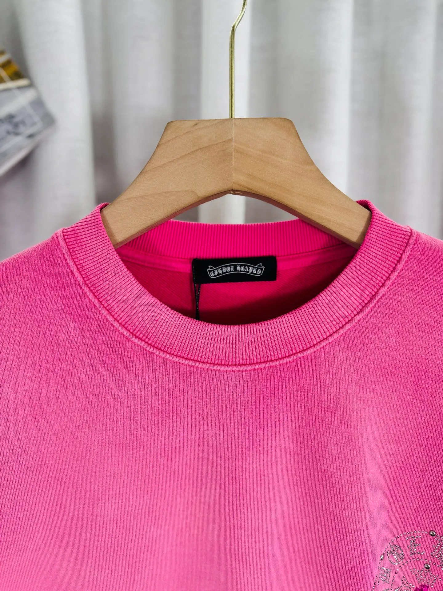P290 top version, real shot without P, ​​different from market currency) 𝗖𝗵𝗿𝗼𝗺𝗲 𝗛𝗲𝗮𝗿𝘁𝘀/Croxin 2025 Autumn and Winter New Original Single Counter American 3D Rivets and Stickers Couple Casual Sweater 👑The highest version! Customized fabric 430g tripe terry fabric! American-style pickled and distressed original fabric, laser-burned flowers, rivets and diamonds, exquisite embroidery of letters! The best-selling model in the counter, very comfortable to wear. Accessories: original molded and authenticated collar label➕100% silk wash label. Genuine purchase-grade original hangtag➕matching hanging rope➕3D hanging beads➕original packaging bag. Craftsmanship: The original version has consistent wiring! The highest version of the armhole matching technique! Color: Pink Black Green Purple Size: S M L XL Style Number: 25-375